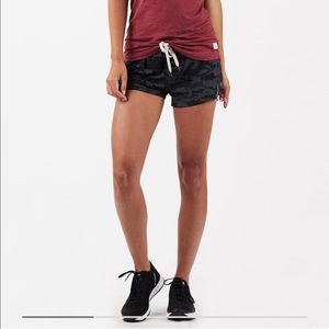 Vuori Clementine Shorts, black camo, small